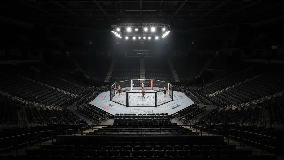 Luces de la arena de UFC sobre la jaula vistas desde los asientos.
